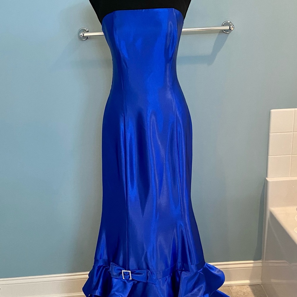 Cache royal blue mermaid prom dress with bow rhinestone embellishment.
